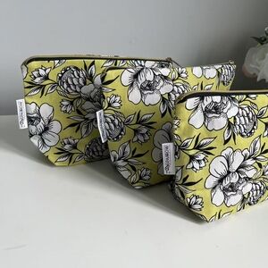 3/10$ Elizabeh Arden Makeup Bags